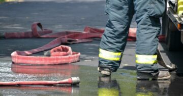 receber aposentadoria especial - bombeiro em pé perto de uma mangueira